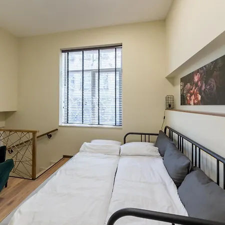 Center Apartment, Walk To & Sea Garden Apartment