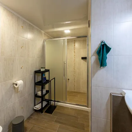 Апартамент Center Apartment, Walk To & Sea Garden *