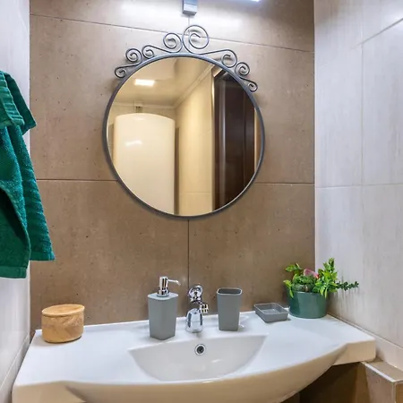 Center Apartment, Walk To & Sea Garden Daire