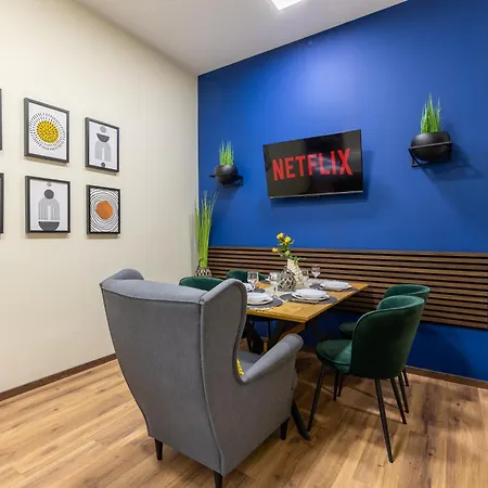 Center Apartment, Walk To & Sea Garden Апартамент Варна