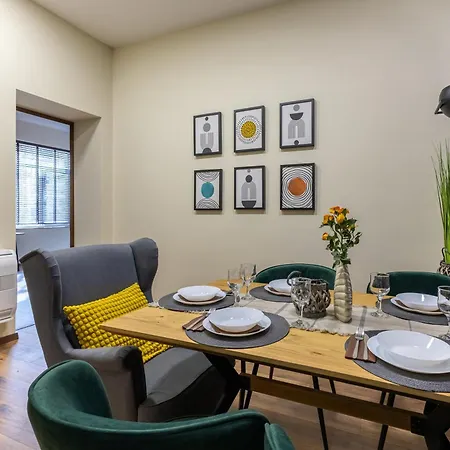 Apartament Center Apartment, Walk To & Sea Garden